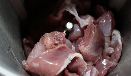 Echamos la carne para cocinar en el vaso