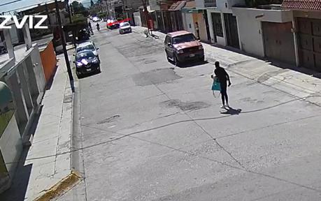 (Video) Motociclista agrede sexualmente a mujer en Los Reyes
