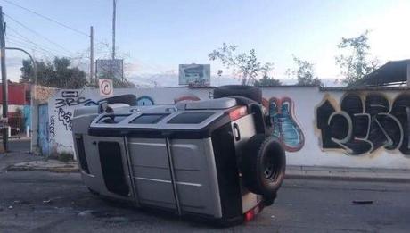 Pequeño Spark hace volcar a Hummer en avenida Muñoz