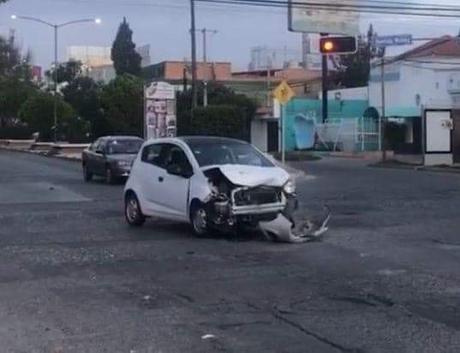 Pequeño Spark hace volcar a Hummer en avenida Muñoz