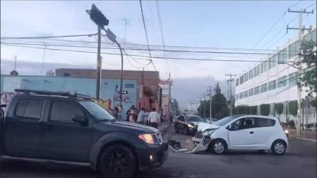 Pequeño Spark hace volcar a Hummer en avenida Muñoz