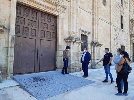 Finalizada la restauración del monumental atrio de la iglesia villafranquina de San Nicolás 1