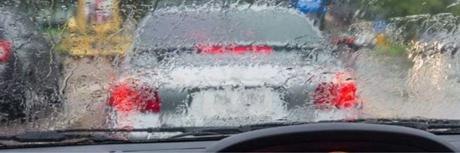 Errores que debes evitar al manejar bajo la lluvia
