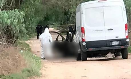 Abandonan camioneta con cadáver rumbo a Cerro de San Pedro
