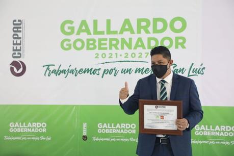 Gallardo recibe constancia de gobernador del CEEPAC