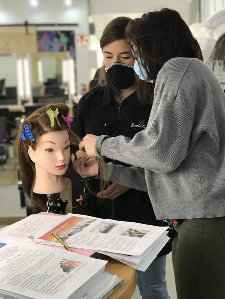Cursos de FP de peluquería en Academia Colors Cursos de FP de peluquería en Academia Colors
