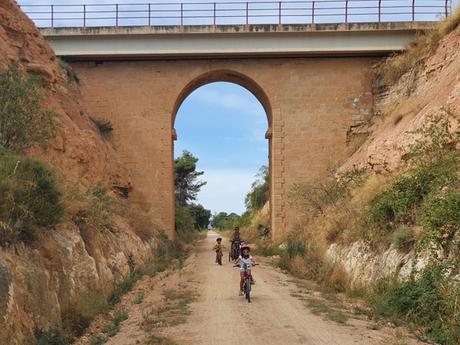 Planes diferentes para hacer con niños al aire libre este verano Val del Zafán, vía verde Teruel