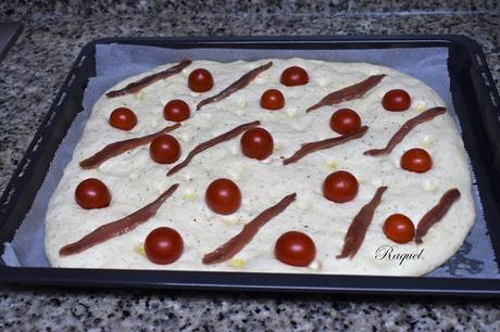 Focaccia con tomates cherrys y anchoas