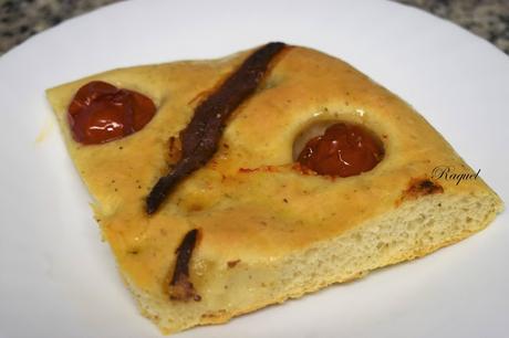 Focaccia con tomates cherrys y anchoas