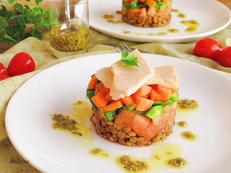 Ensalada de lentejas con bonito y vinagreta de aceitunas verdes