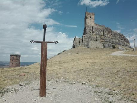 Cuento: El Rey pendenciero, el arma más poderosa del Reino y la disputada mano de la Princesa Vesot Resultado de imagen de castillo espada