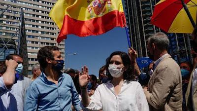 En Colón, Ayuso desafió a Casado en directo y enfadó a Génova por retar al Rey.