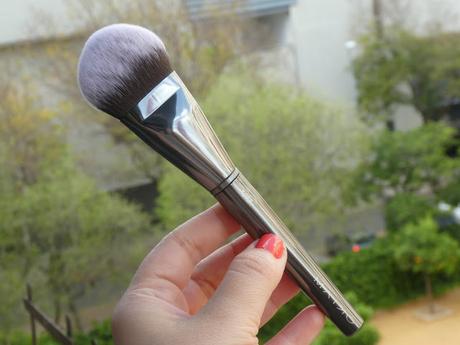Brocha 1012 de fibras sintéticas de Maiko, una de mis favoritas para base de maquillaje y corrector Brocha 1012 de fibras sintéticas de Maiko, una de mis favoritas para base de maquillaje y corrector