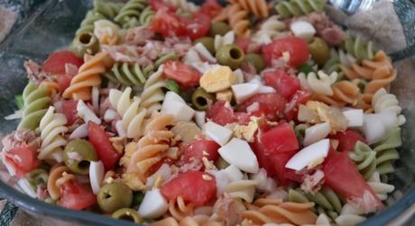 Echamos la pasta para la ensalada y aliñamos