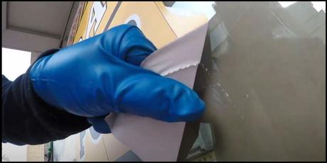 Cómo quitar un vinilo antiguo de un cristal Cómo quitar un vinilo antiguo de un cristal