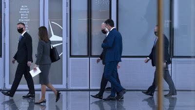 Fugaz encuentro entre Pedro Sánchez y Joe Biden en la cumbre de la OTAN. Fugaz encuentro entre Pedro Sánchez y Joe Biden en la cumbre de la OTAN.