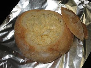 FONDUE DE QUESOS EN PAN DE HOGAZA FONDUE DE QUESOS EN PAN DE HOGAZA