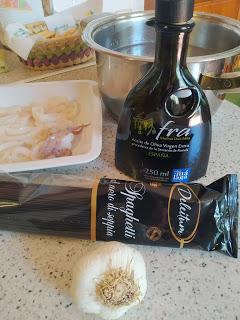 SPAGHETTI AL NERO DI SEPPIA CON CALAMAR A LA PLANCHA CON AJOS Y LIMÓN SPAGHETTI AL NERO DI SEPPIA CON CALAMAR A LA PLANCHA CON AJOS Y LIMÓN