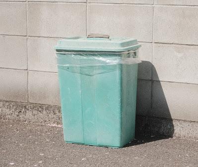 cubo de la basura azul con una bolsa cubo de la basura azul con una bolsa