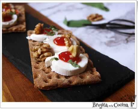 Tosta queso cabra, mermelada de tomate y nueces