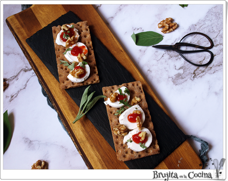 Tosta queso cabra, mermelada de tomate y nueces