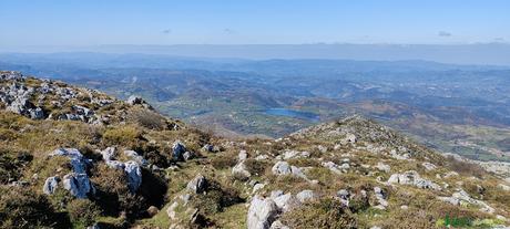 Bajando del Monsacro hacia la Senda Les Llampes, con los Afilorios de fondo