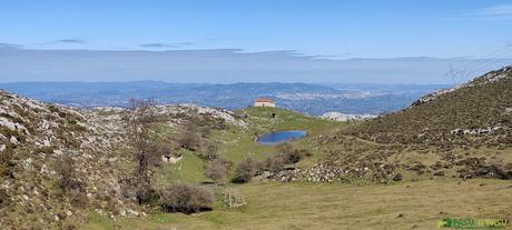 Vista de Oviedo y la Capilla de la Magdalena subiendo al Monsacro