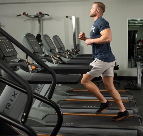 Corriendo en una cinta en el gimnasio.