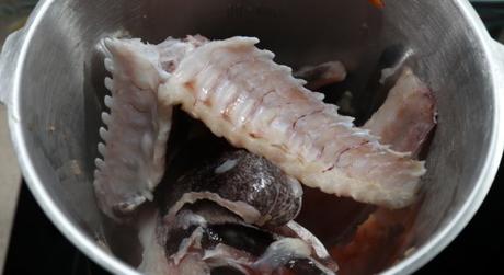 Cocer el pescado para el caldo