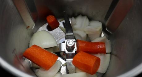 Echamos la verdura y picamos en el vaso