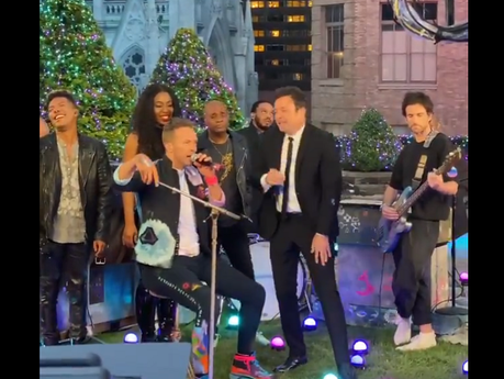 Chris Martin imita a Bono y la verdad es que lo clava