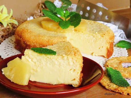 Tarta de queso con piña, ron y coco