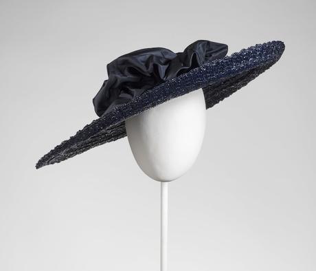 La elegancia del sombrero, los tocados de Balenciaga en exposición BALENCIAGA Pamela relevée 1945-1948
