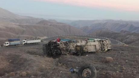 Perú: Al menos 17 muertos y 14 heridos tras caer un autobús por precipicio