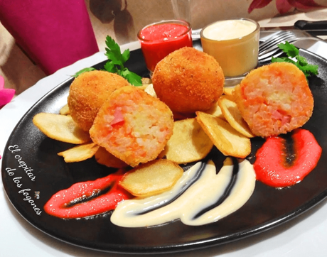 PASTEL FRÍO DE ARROZ CON GAMBAS AL AJILLO, BROTES TIERNOS Y TOMATITOS CHERRY