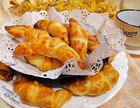 MEDIALUNAS DE HOJALDRE RELLENAS (con solo 3 ingredientes)