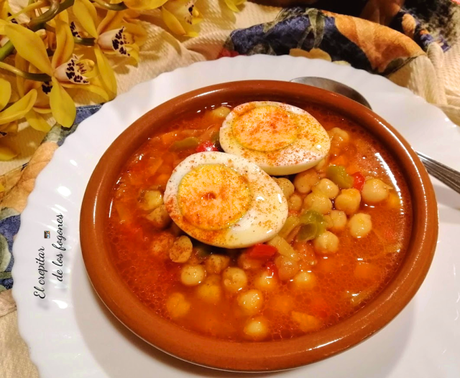 GARBANZOS CON VERDURAS Y HUEVO DURO AL PIMENTÓN