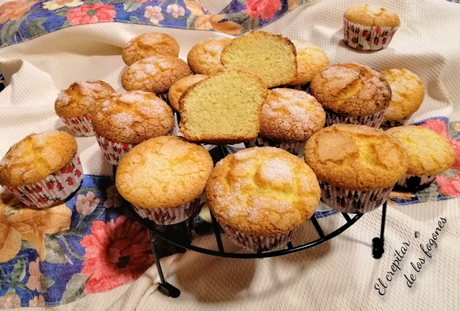 MAGDALENAS DE YOGUR GRIEGO A LA VAINILLA CON AZÚCAR Y CANELA MAGDALENAS DE YOGUR GRIEGO A LA VAINILLA CON AZÚCAR Y CANELA