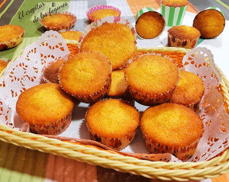MAGDALENAS DE YOGUR GRIEGO A LA VAINILLA CON AZÚCAR Y CANELA MAGDALENAS DE YOGUR GRIEGO A LA VAINILLA CON AZÚCAR Y CANELA