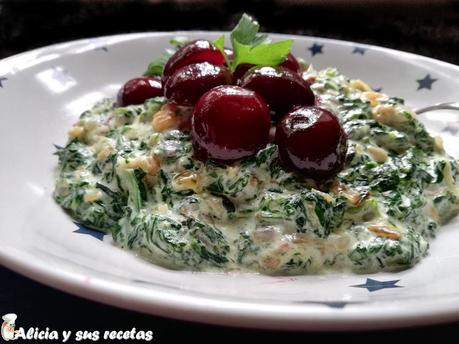 ESPINACAS A LA CREMA CON NUECES Y CEREZAS