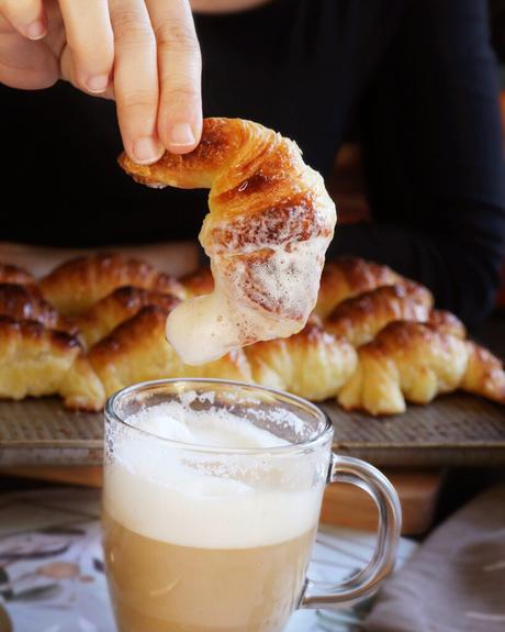 Medialunas de Manteca cafe con leche medialunas