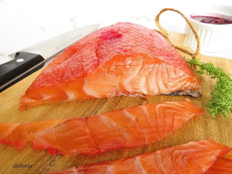 Salmón marinado con remolacha