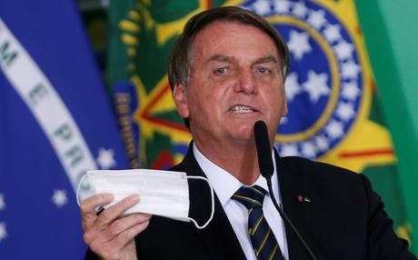 Jair Bolsonaro insultó a la prensa cuando le preguntaron sobre los 500 mil muertos en Brasil por Covid-19