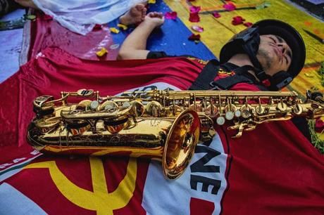 Colombia y el Compromiso del Arte Puede ser una imagen de una o varias personas y saxofón