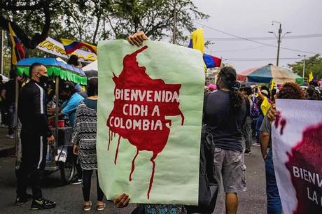 Colombia y el Compromiso del Arte Puede ser una imagen de una o varias personas, personas de pie y al aire libre