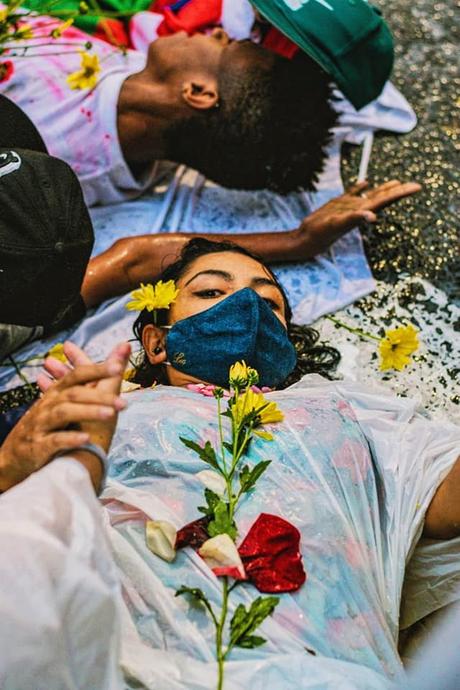 Colombia y el Compromiso del Arte Puede ser una imagen de una o varias personas, flor y al aire libre