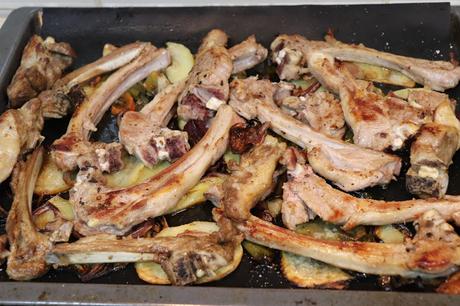 Chuletillas de cordero lechal al horno con patatas y pimientos