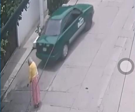 (Video) Taxista roba pensión a mujer de la tercera edad