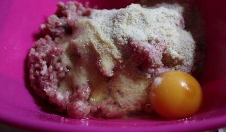 Echamos en un bol el pan rallado, el huevo y el machado junto a la carne picada y movemos