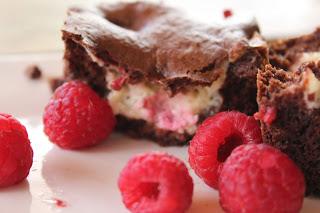 Brownie de chocolate, mascarpone y frambuesas